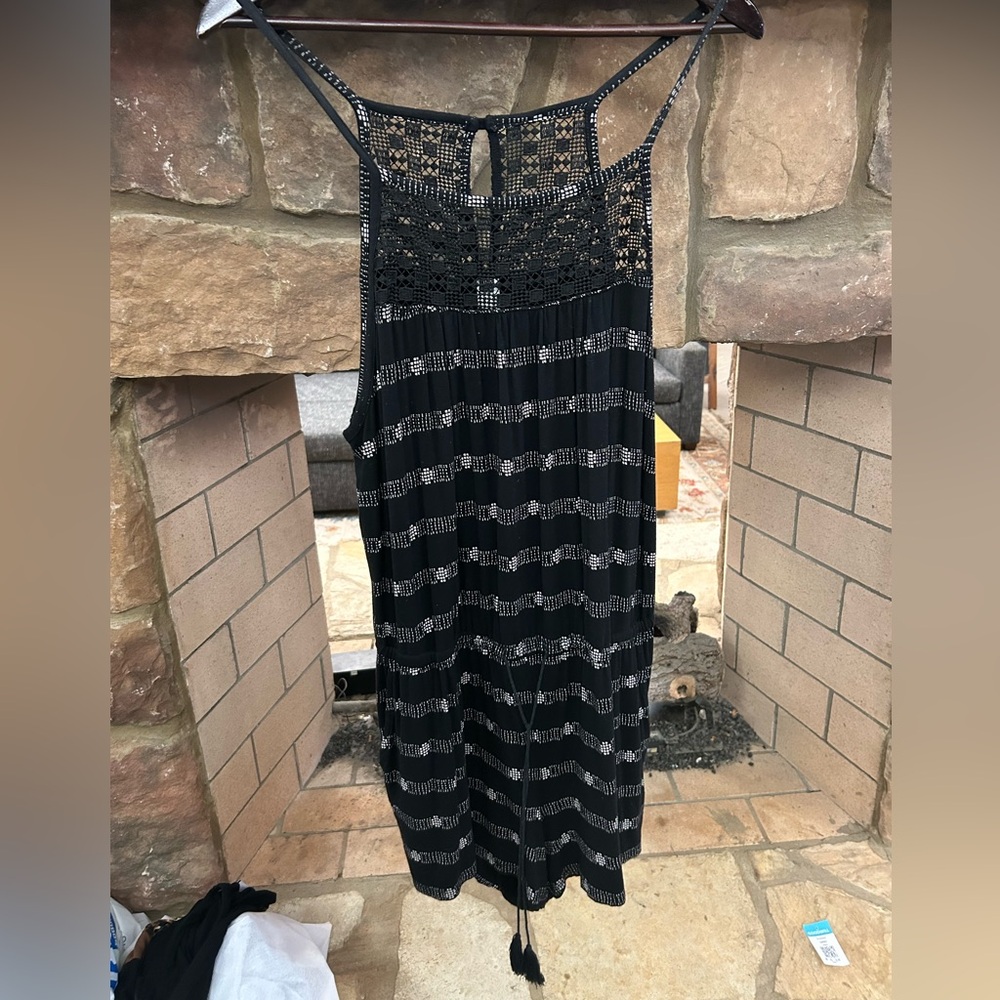 Old Navy beautiful jumper-Large-hanging tassels-black great peice! Well kept
